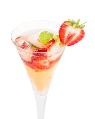 Aperitif mit Erdbeeren und Minze in einer Sektflöte