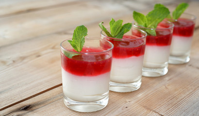 Himbeer Desert mit frischer Minze