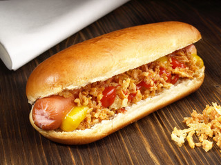 Hot Dog mit Senf und Ketchup