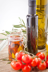 Leckere frische Oliven und Tomaten mit Olivenöl