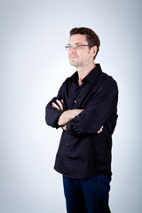 Attraktiver erwachsener Mann mit schwarzem Hemd und Brille