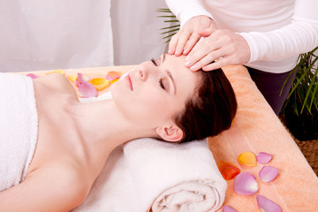 Obraz na płótnie Canvas Junge brünette Frau bei einer entspannenden Massage im Gesicht