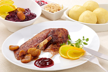 Gänsekeule mit Blaukraut und Knödel