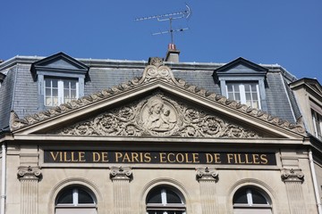 Détail de la façade d'une école parisienne