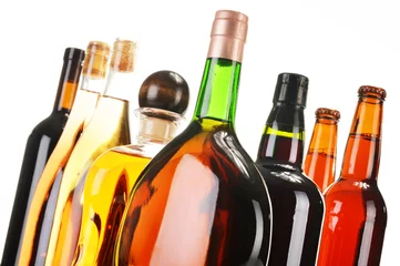 Crédence de cuisine en verre imprimé Bar Assorted alcoholic beverages isolated on white