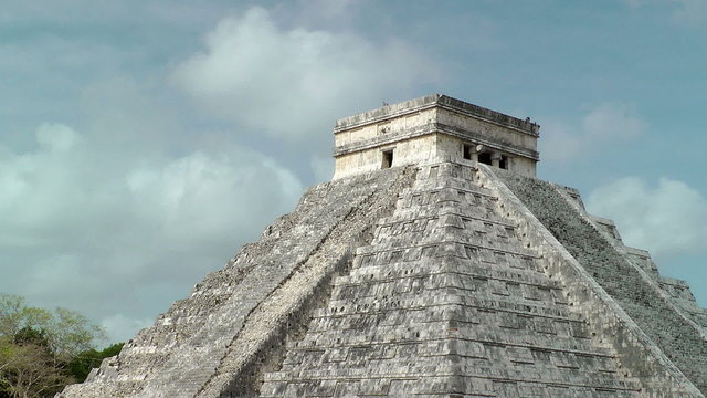 Kukulkan Pyramid at Chichen Itza, Mexico, time lapse