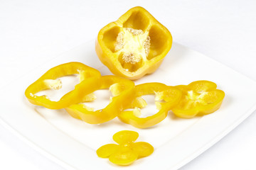 Aufgeschnittene gelbe Paprika