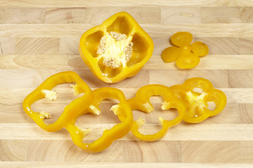 Aufgeschnittene gelbe Paprika