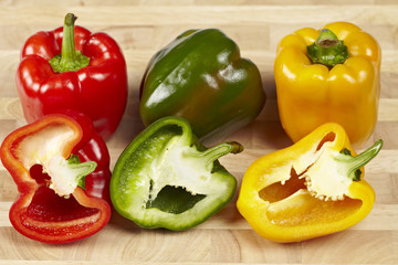 Farbige Paprika auf einem Schneidebrett