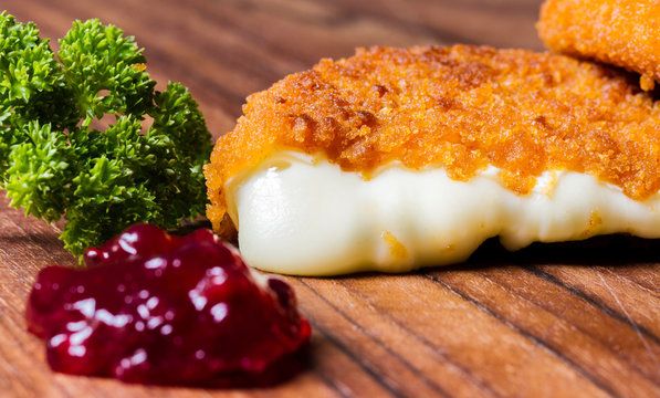 gebackener Camembert sch&ouml;n garniert
