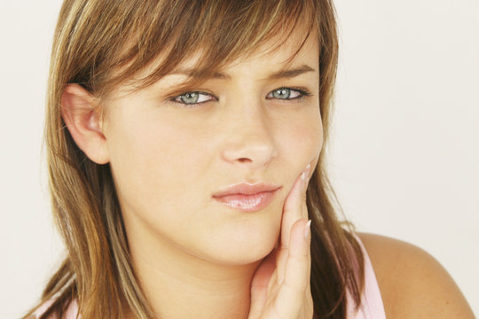 FEMME - DOULEUR AUX DENTS