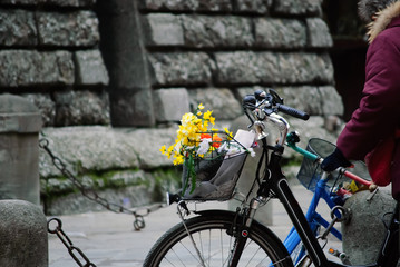 cestino di bici con fiori