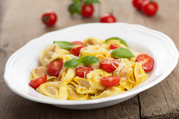 tortellini with cheese and tomatoes