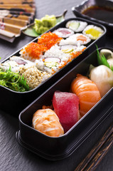bento box mit sushi und rolls