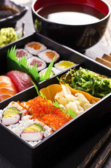 bento box mit sushi und rolls