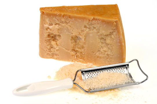 Parmesan entier, râpé et râpe à fromage