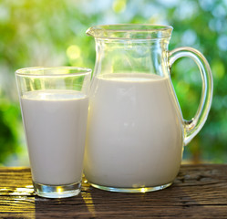 Obraz na płótnie Canvas Milk in jar and glass.