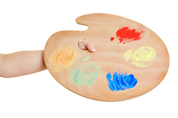 Hand hält Mischpalette mit Farben