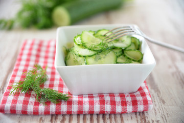 Gehobelte Salatgurke mit frischem Dill