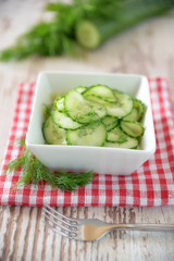 Salat aus grünen Gurken