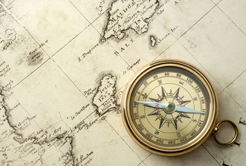 Fototapeta na wymiar stary kompas na mapie rocznika 1732