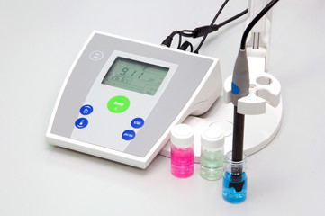 pH meter to measure the acidity-alkalinity of liquids - obrazy, fototapety, plakaty