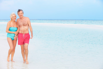 Fototapeta premium Senior Romantic Couple Walking In Beautiful Tropical Sea