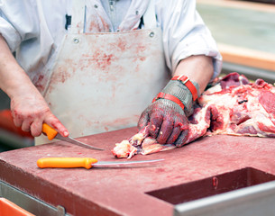 Fleischer im Schlachthof // butcher in slaughterhouse