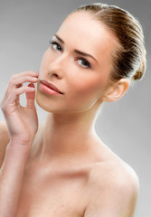 Naklejka premium Beautiful woman close up over a light gray background