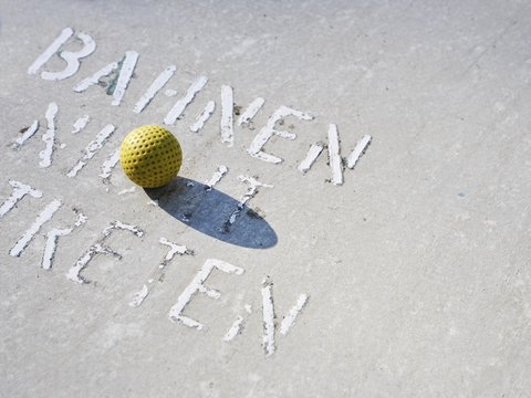Minigolfball auf der Bahn