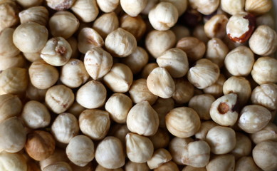 nocciole tostate sgusciate sfondo