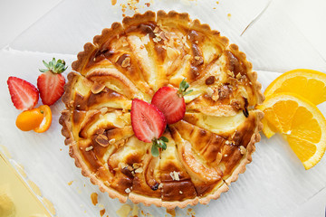 Cheesecake with strawberries and almonds