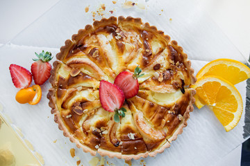 Cheesecake with strawberries and almonds