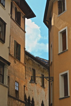facciate di antichi edifici urbani\