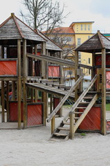 Fototapeta na wymiar Zamek w parku rozrywki dla dzieci