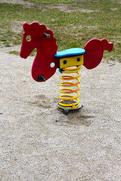 cavallo a dondolo nel parco divertimenti