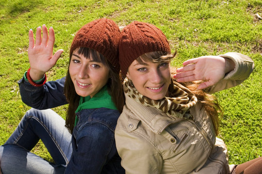 dos jovenes amigas saluc&iexcl;dando la c&aacute;mara
