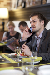 The attractive white person with use of its phone at restaurant