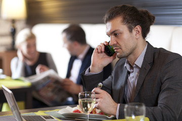 The attractive white person with use of its phone at restaurant