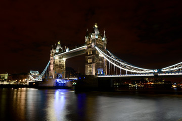 Fototapeta na wymiar Le Tower Bridge de nuit