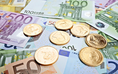 Goldmünzen und Euroscheine