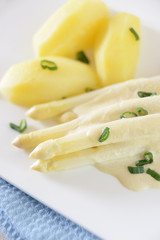 Kartoffeln mit Spargel und Frühlingszwiebeln