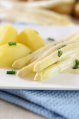 Weißer Spargel mit Kartoffeln