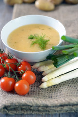 Spargel-Tomaten-Suppe