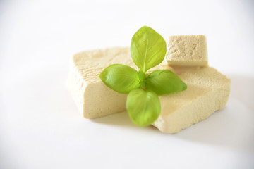 Tofustücke mit Basilikum