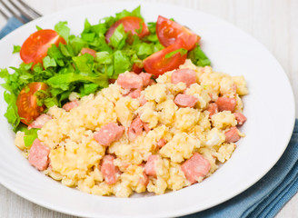 scrambled eggs with ham and salad