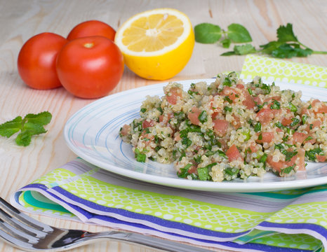 Tabouli with quinoa, tomatoes and herbs