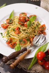 Spaghetti an Kräuterpesto und Tomaten