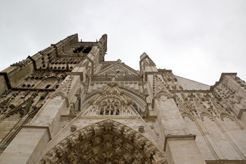 Fototapeta na wymiar Katedra St Etienne, Auxerre, wspiąć się do nieba