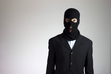 criminale (ladro) con maschera che urla in giacca elegante